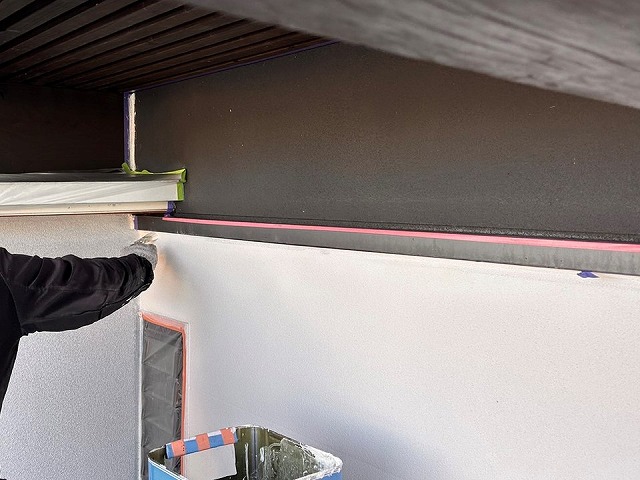 伊那市のモルタル外壁塗装工事にてシーラーとフィラーを使い分けた下塗りの施工