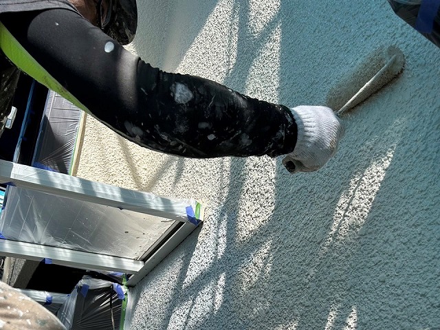 伊那市：防カビ剤を添加した塗料を使った外壁塗装の施工の様子