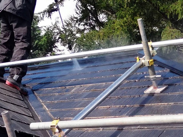 伊那市：劣化したスレート屋根に高圧洗浄を行う作業員
