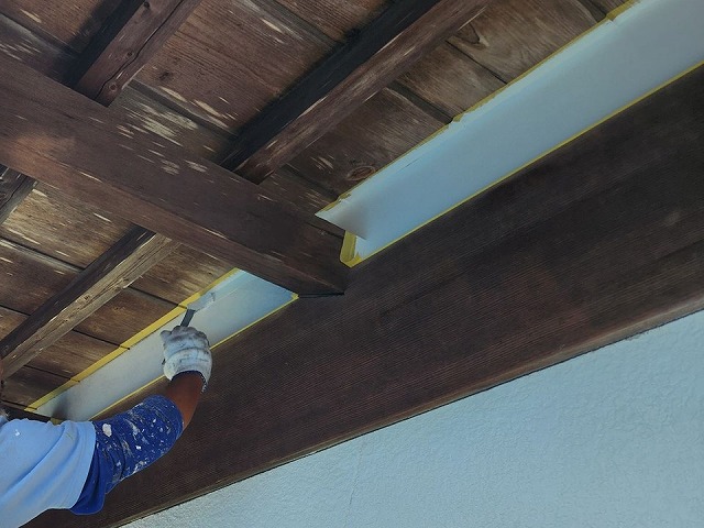 上伊那郡飯島町で木部塗装、軒の木部や破風板、庇（霜除け）など付帯部のメンテナンス