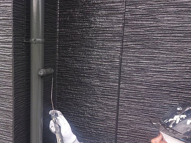 伊那市：フッ素塗料を使って外壁や雨樋に塗装する塗装工