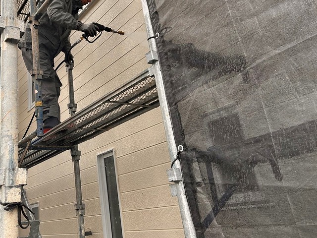 下伊那郡高森町：外壁サイディングへの高圧洗浄を行う塗装工