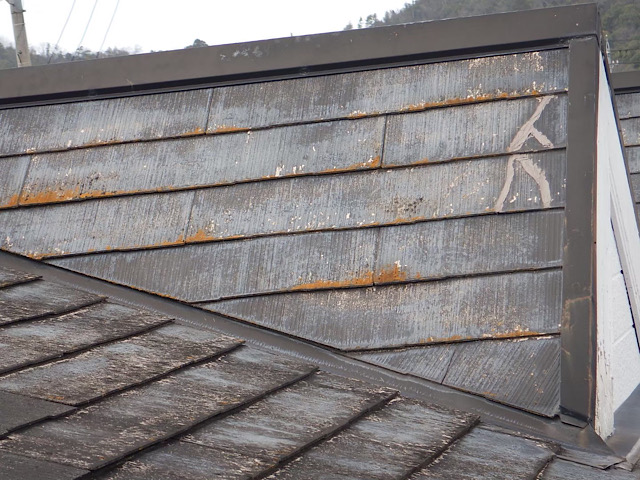 岐阜県岐阜市でスレート屋根に色あせや藻やサビが発生した現場