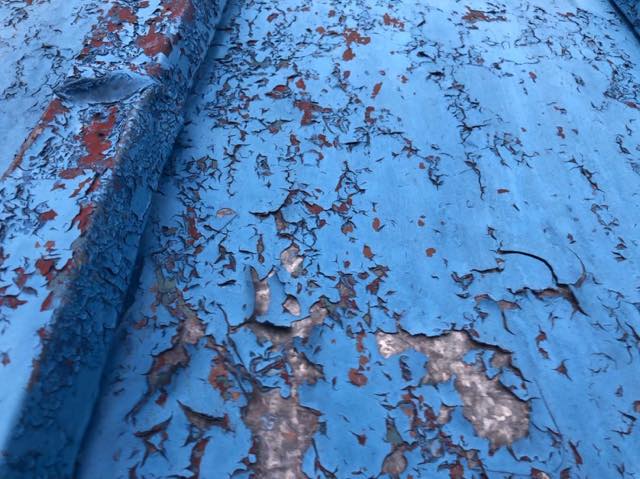 揖斐郡揖斐川町で青い瓦棒屋根の塗装が剥げ雨樋も歪んでしまっている現場