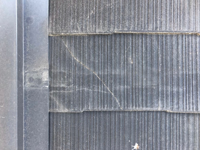 岐阜県でスレート屋根には亀裂がみられ外壁にはひび割れやシーリング劣化が見られる現場