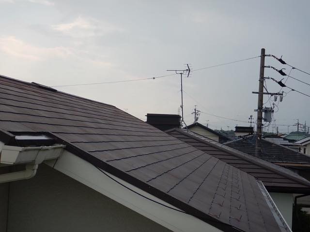 岐阜県瑞穂市で経年劣化によりスレート屋根が色あせしている現場