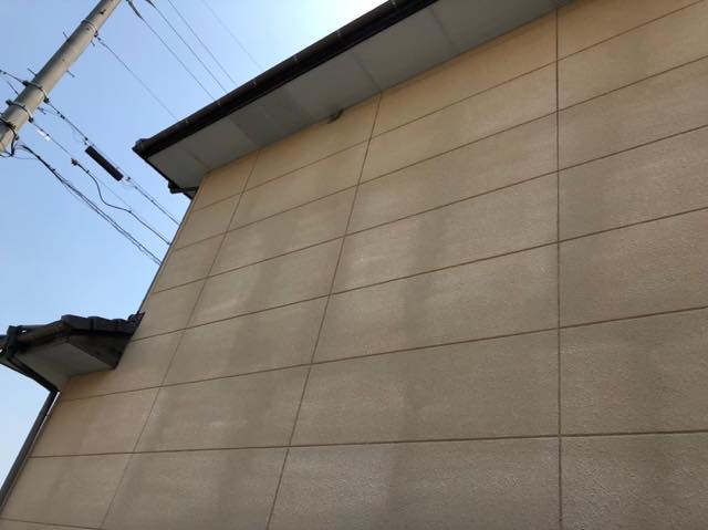 岐阜市で外壁の塗膜が剥がれ白い下地が見えてしまっている家の調査