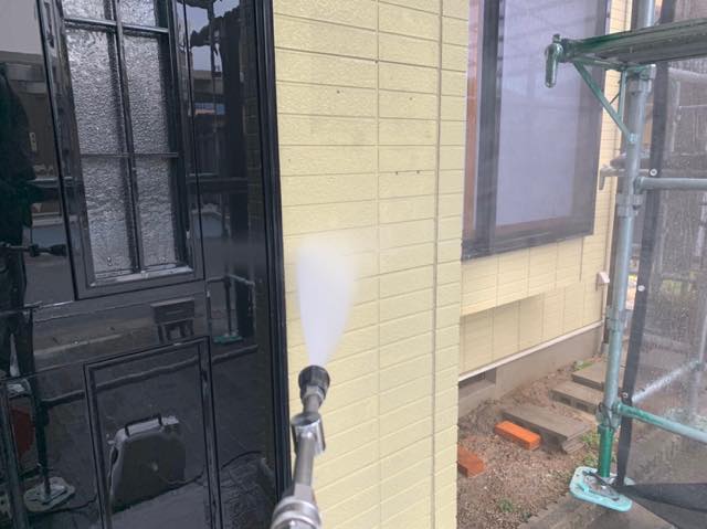 揖斐郡池田町で外壁の高水圧洗浄と下塗り塗装を行いました