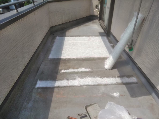 岐阜市で行なったベランダ防水工事のガラスマットを敷いたり脱泡している様子
