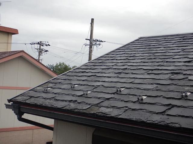 黒いスレート屋根です