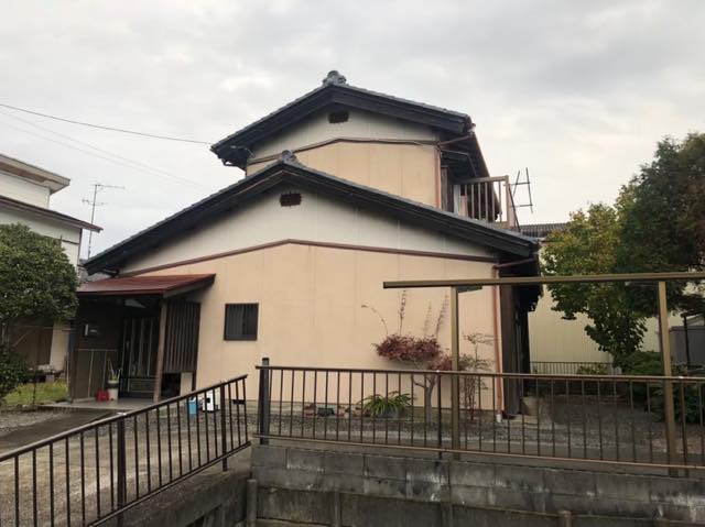 岐阜県瑞穂市で築年数38年の劣化した外壁と破損した瓦などの現地調査