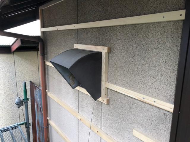 岐阜県瑞穂市でクラックのある外壁を「長尺角波」でカバー工法