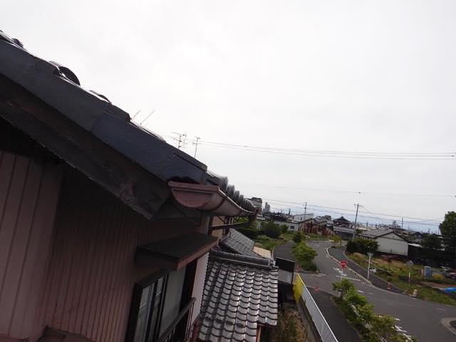 岐阜県羽島市で雪の重みで雨樋が曲がり雨水が流れていない家の調査