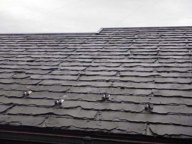 岐阜県岐阜市でスレート屋根の塗膜が激しく剥がれボロボロになっている現場