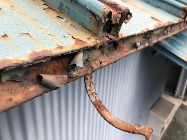 揖斐郡池田町で色あせやサビが激しく塗膜がベロベロの瓦棒屋根の現場調査