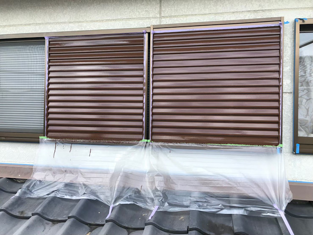 揖斐郡大野町で外壁と雨戸の塗装をした現場の塗装中の様子