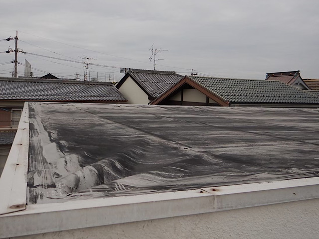 岐阜県岐阜市で屋上のシート防水が激しく波打っている現場の様子