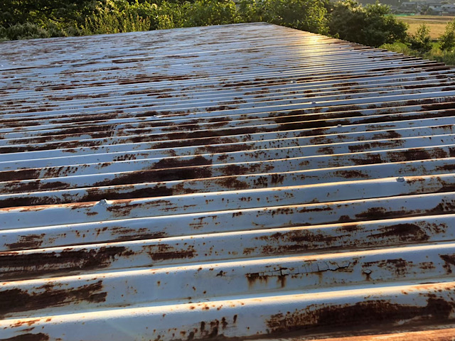 トタン屋根の塗膜剥がれ