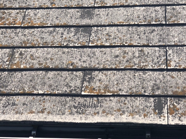 岐阜市で塗料がボロボロに剥がれたスレート屋根の現場の様子