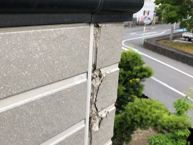 岐阜県で外壁に太いクラック（ひび割れ）が複数箇所に見受けられる現場の現地調査