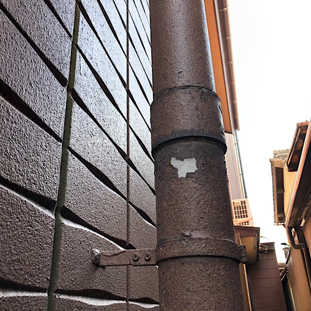 岐阜県岐阜市でタイル風のサイディングの経年劣化でコケが発生して雨樋が剥がれてきている現場調査へ