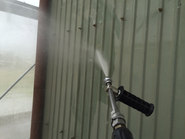 車庫の塗装工事の高水圧洗浄