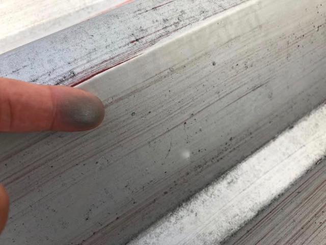 不破郡垂井町で銀色の折板屋根の塗料が手に付着してしまう現場の現地調査