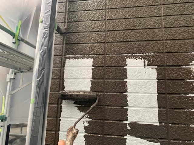 揖斐郡池田町で外壁の塗装をしている現場の中塗り上塗りの様子