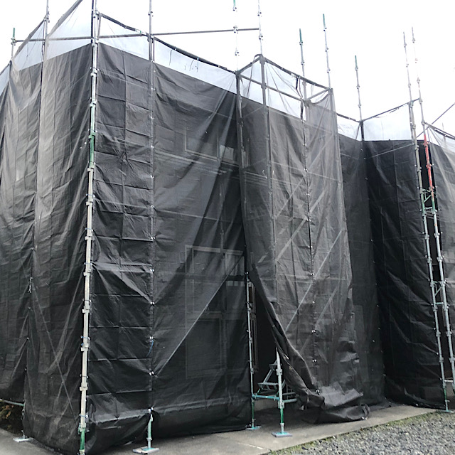 安八郡神戸町で外壁塗装前に高水圧洗浄し養生し軒天を塗装しました