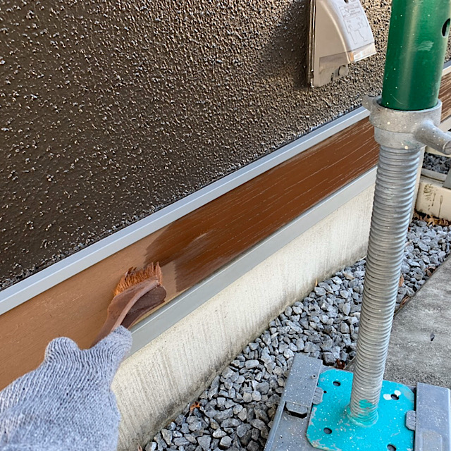 安八郡神戸町で水切り下の部分を木部塗装