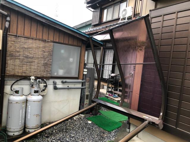 岐阜県大垣市で強風の影響で倒れたカーポートを火災保険で修繕します