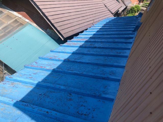 揖斐郡揖斐川町で瓦棒屋根の塗膜が剥がれ軒樋が曲がっている現場