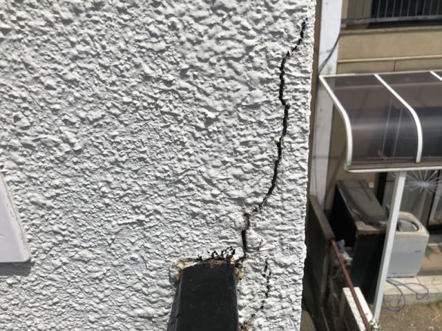 岐阜県岐阜市で軒天の塗膜剥がれや外壁のひび割れが起きた現場