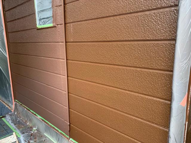 揖斐郡池田町で劣化したツートンカラーの外壁を塗装している様子