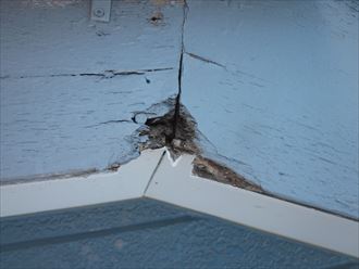 破風板の割れ補修