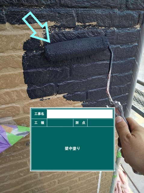 津市にある住宅の窯業系サイディングボード外壁と付帯部（雨樋・鼻隠し）の塗装作業