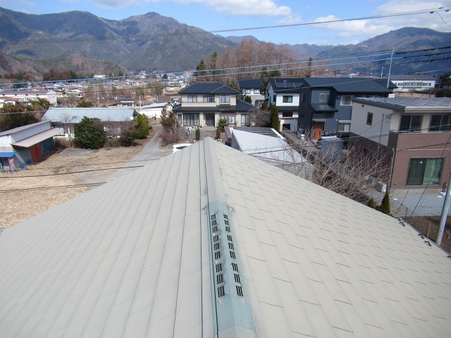 富士吉田市で色あせたガルバリウム鋼板屋根の塗装工事のお見積もりに伺いました！