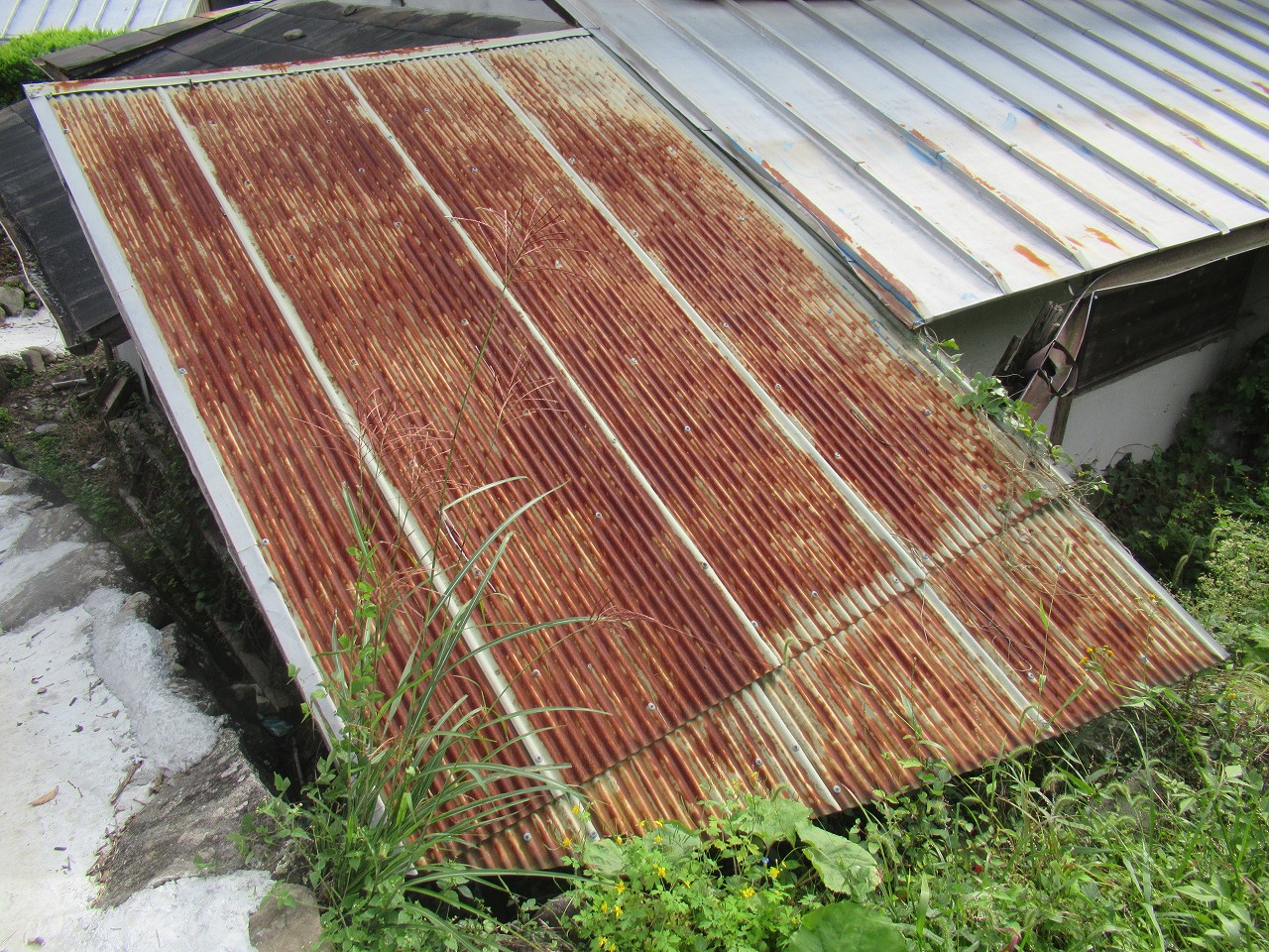 山梨市でサビが発したトタン屋根塗装のお見積りに伺いました