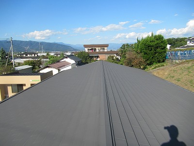 甲府市で平屋建て施設のガルバリウム鋼板屋根の塗装のお見積りに伺いました！