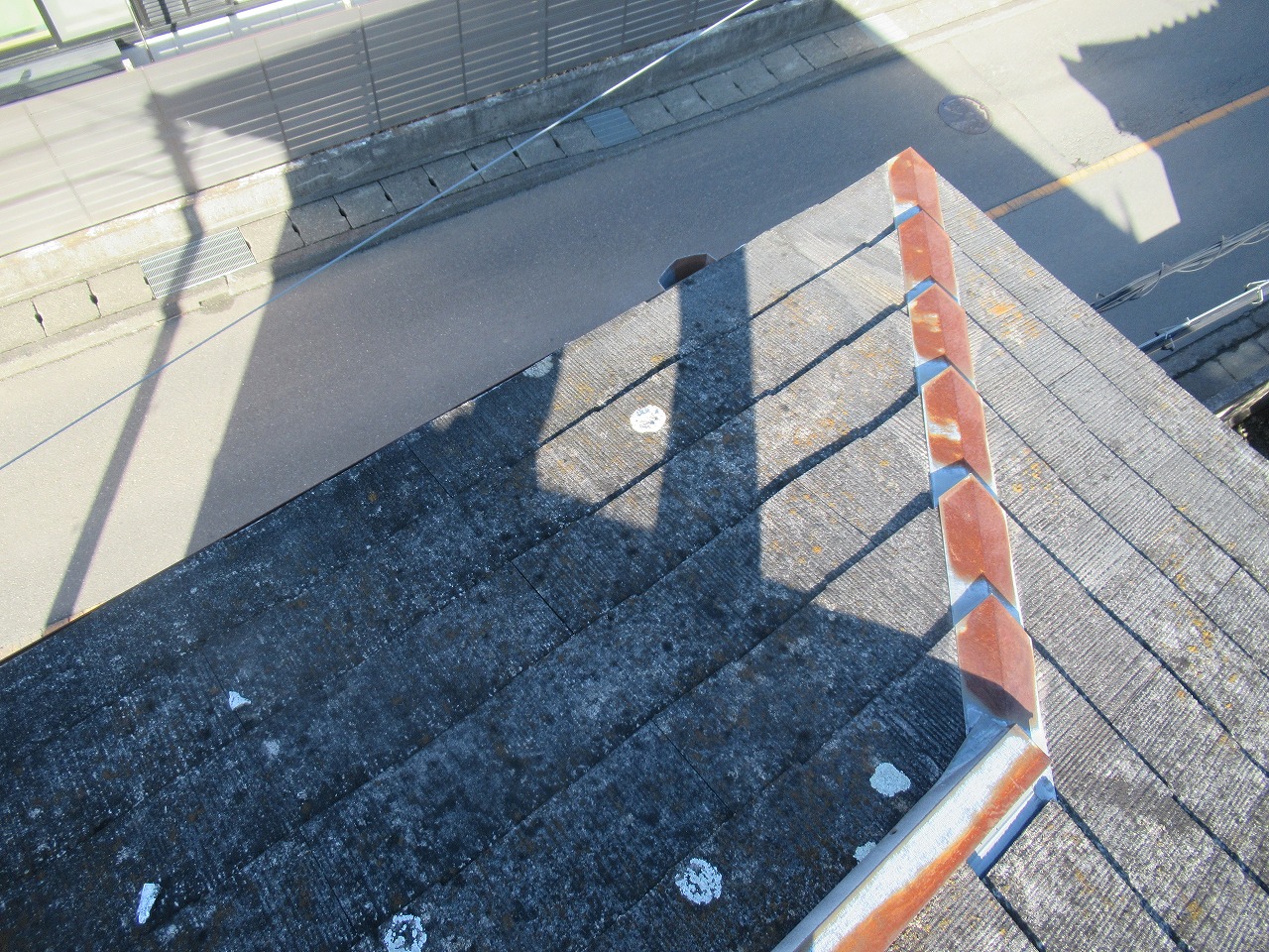 富士河口湖町で劣化したスレート屋根の塗装の調査を行いました
