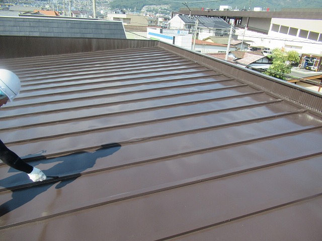 甲府市のトタン屋根塗装(続編)中塗りと上塗りの様子をご紹介します