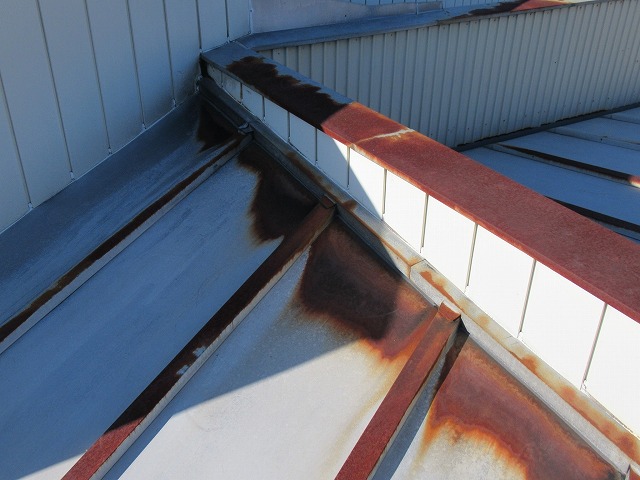 甲斐市でサビが発生した金属屋根のお見積りに伺いました