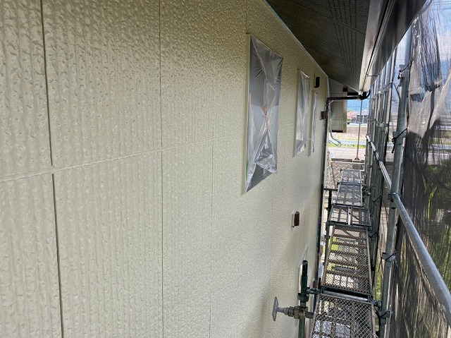 市川三郷町のハウスメーカーの住宅で行った屋根外壁塗装工事の様子（軒天編）