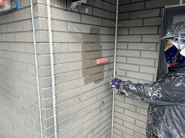 南アルプス市でサイディングの外壁の下塗り作業を行いました！
