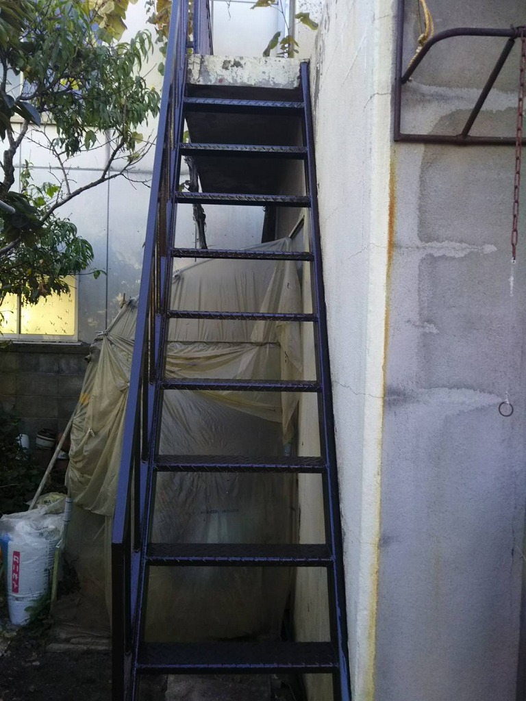 階段塗膜の劣化　鉄部