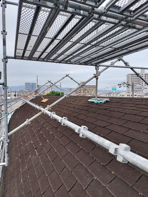 大阪市平野区加美鞍作にて外壁塗装・屋根カバー工法工事の足場を組みました。