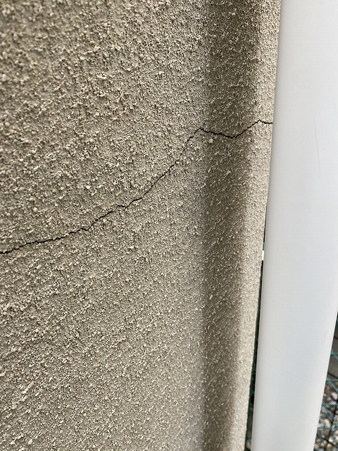 堺市東区日置荘北町にて、築年数が30年を越え外壁がひび割れてしまったお家の現地調査に行きました。