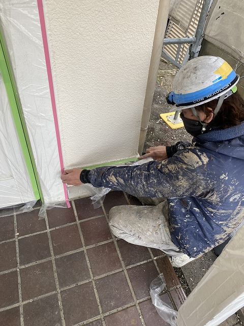 東大阪市日下町にて、塗装工事の準備として養生作業をしました。養生作業は塗装しない箇所にビニルを覆ってペンキが飛散するのを防ぎます。