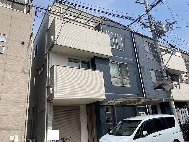 東大阪市加納にて、3階建てのお家の外壁、屋根塗装工事の見積依頼を頂きまして、現地調査へ行きました。
