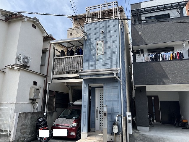 東大阪市新庄にて、継ぎ目の劣化してしまったパワーボードのお家の現調へ行きました。外壁の汚れや、屋根の状況も確認しました。
